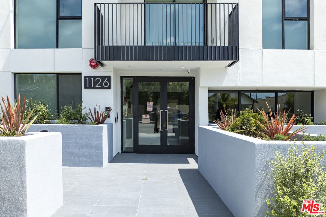 2 bd, 2 ba Apartment in Los Angeles, CA — $3,095/mo — photo 2
