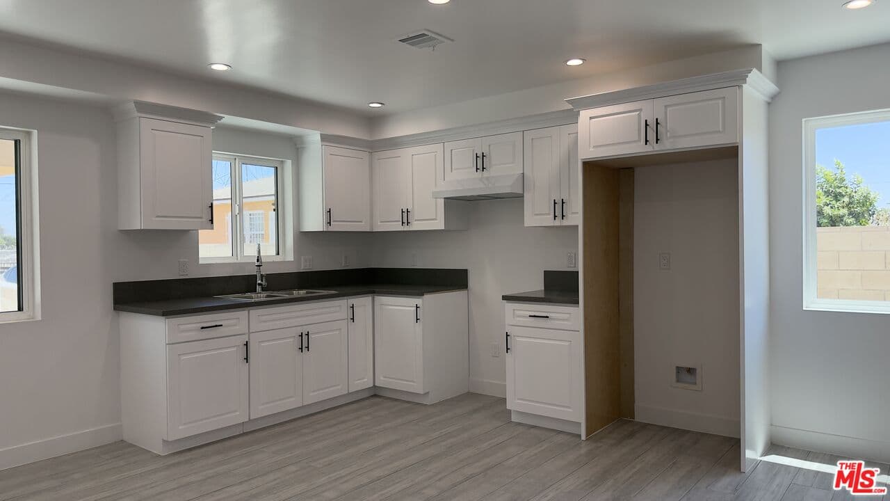 3 bd, 3 ba Townhouse in Los Angeles, CA — $3,400/mo — photo 2