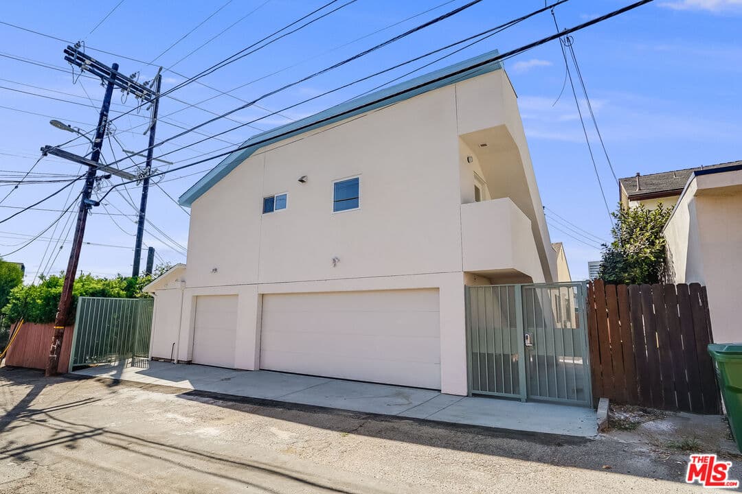 1 bd, 1 ba Townhouse in Los Angeles, CA — $3,400/mo — photo 2