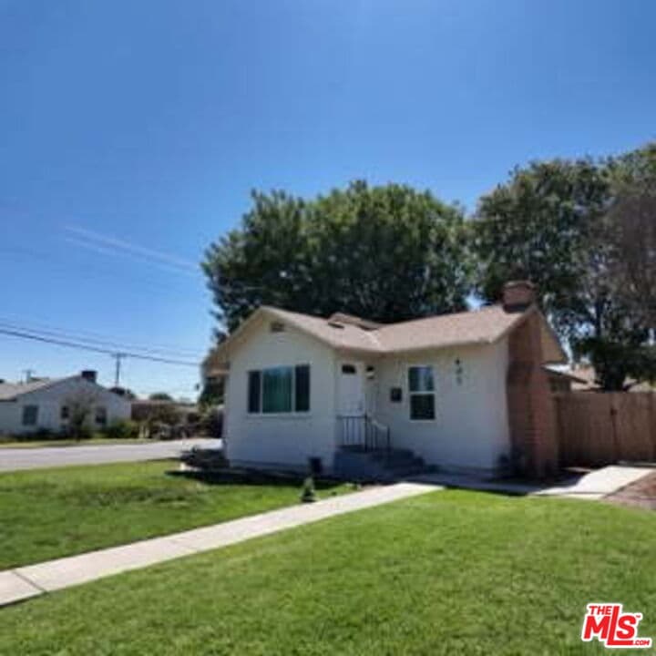 4 bd, 2 ba House in Bakersfield, CA — $2,300/mo — photo 2
