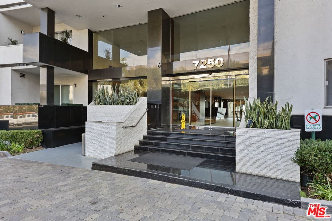 2 bd, 2 ba Condo in Los Angeles, CA — $3,175/mo — photo 2