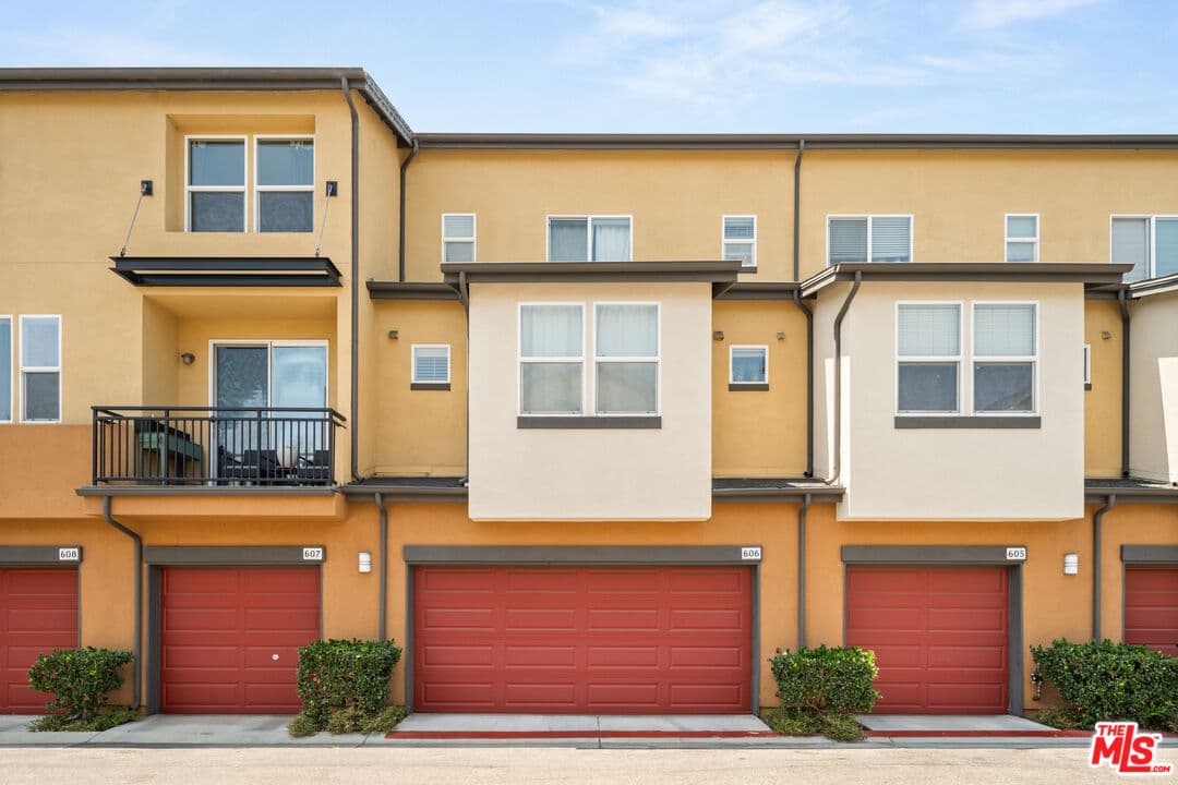 4 bd, 4 ba Townhouse in Westchester, CA — $4,500/mo — photo 2