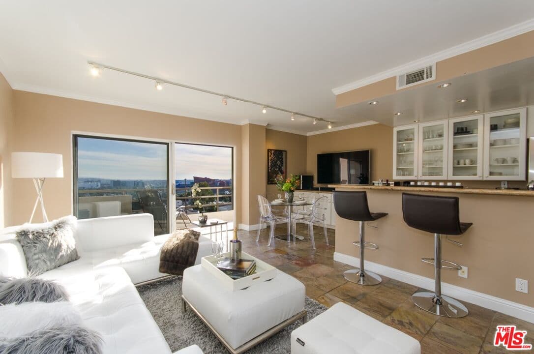 1 bd, 2 ba Condo in West Hollywood, CA — $4,800/mo — photo 2