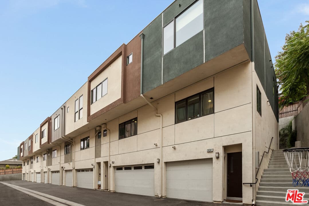 2 bd, 2 ba Townhouse in Los Angeles, CA — $4,000/mo — photo 1