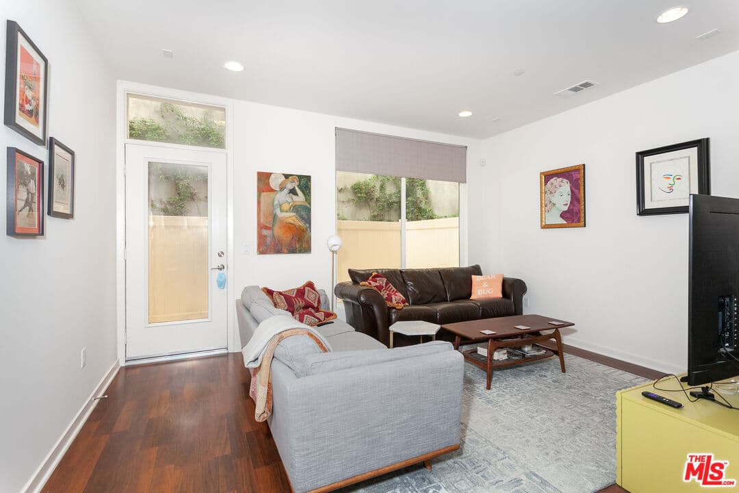 2 bd, 2 ba Townhouse in Los Angeles, CA — $4,000/mo — photo 2