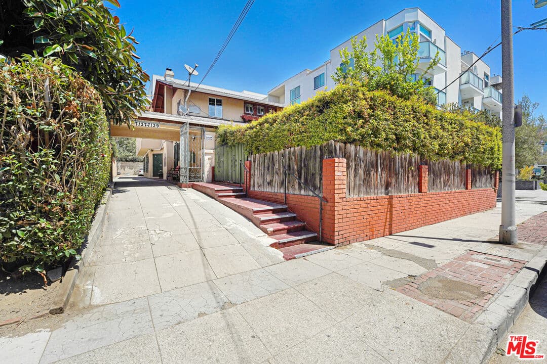 2 bd, 3 ba Townhouse in Los Angeles, CA — $2,950/mo — photo 2