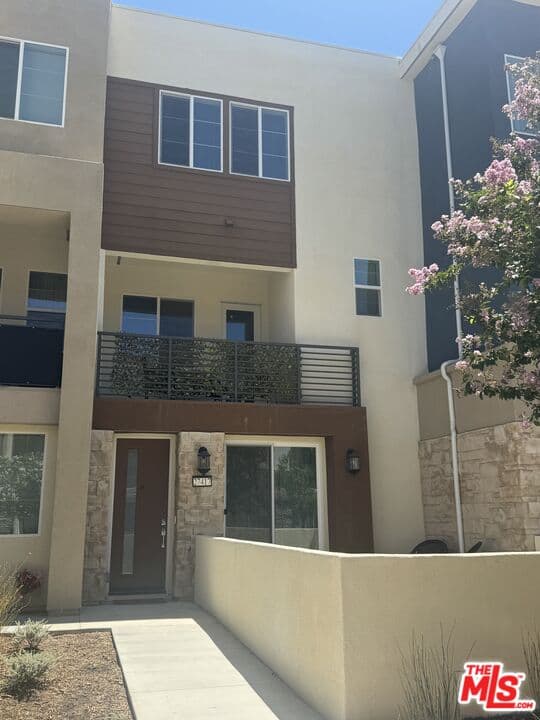 2BR Townhouse in Valencia — $3,500/mo