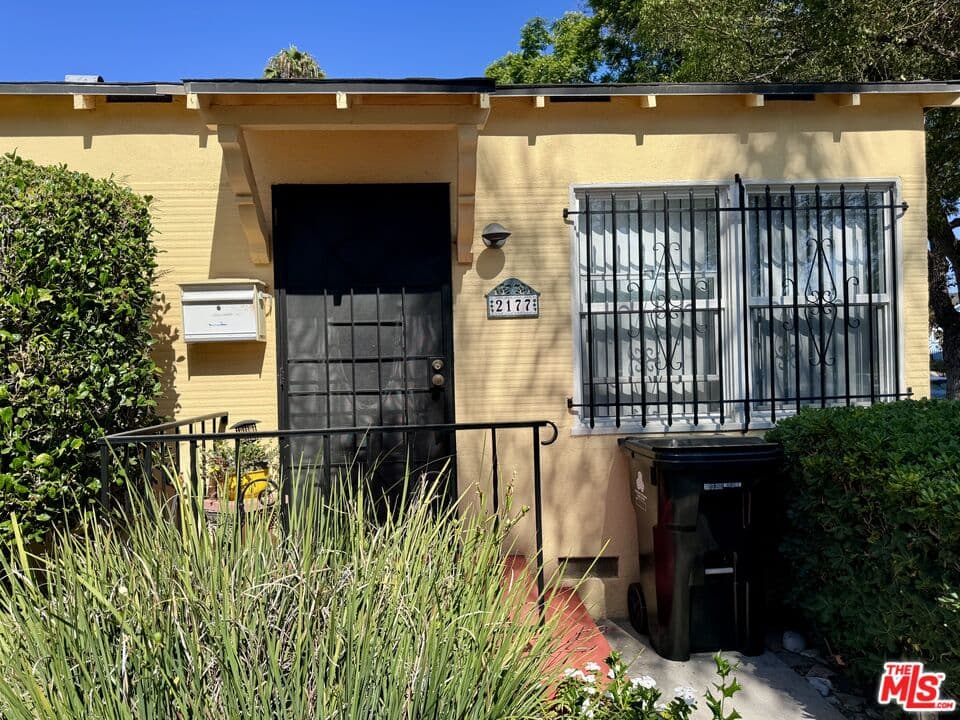 2 bd, 1 ba Apartment in Los Angeles, CA — $3,150/mo — photo 2