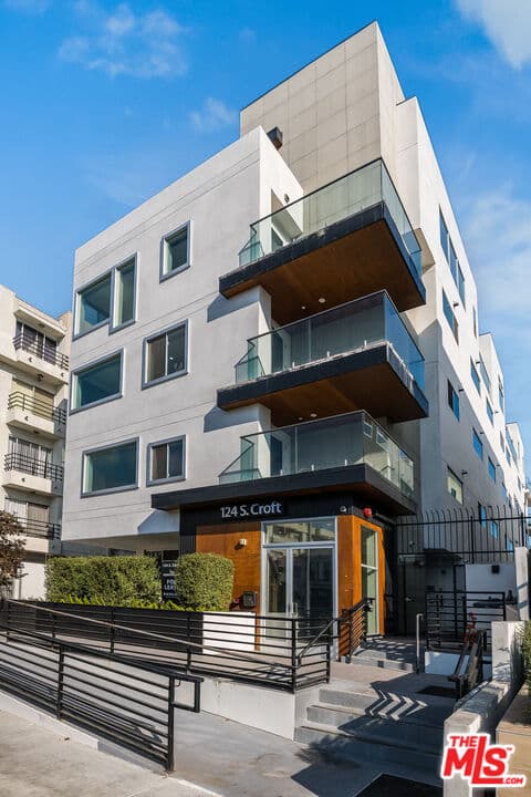 2 bd, 2 ba Condo in Los Angeles, CA — $5,000/mo — photo 2