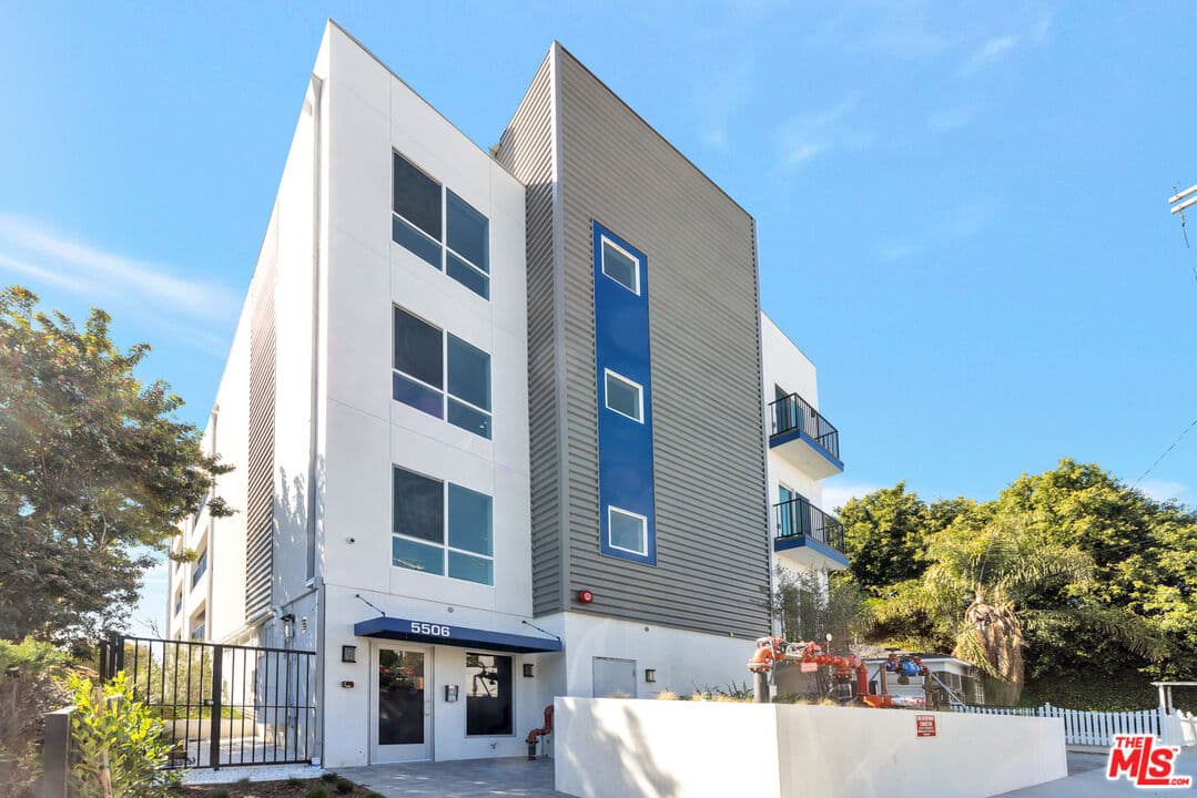 2 bd, 2 ba Apartment in Los Angeles, CA — $3,050/mo — photo 1