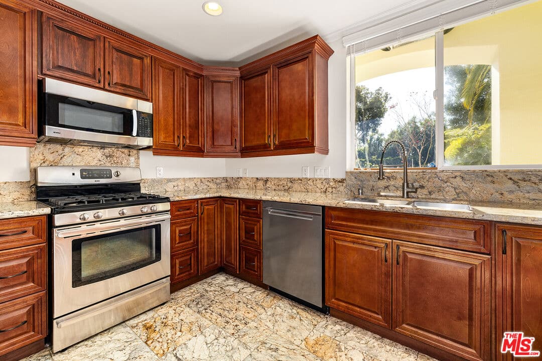 2 bd, 3 ba Condo in West Hollywood, CA — $6,350/mo — photo 2