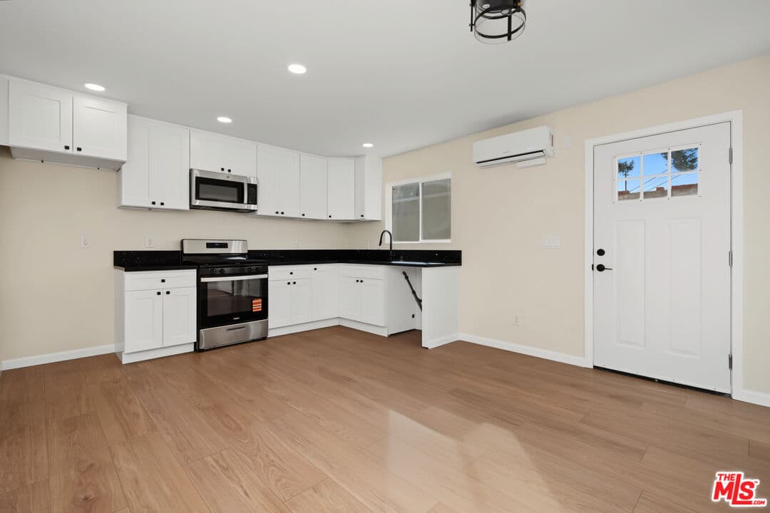2 bd, 1 ba House in Sylmar, CA — $2,850/mo — photo 2