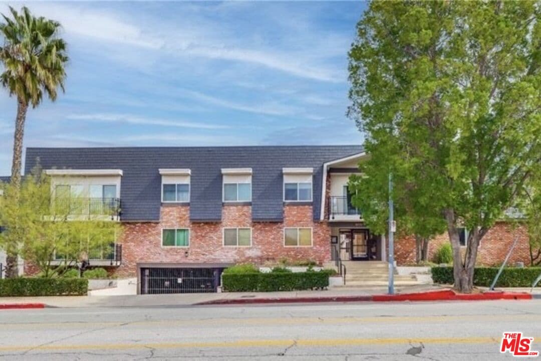 3 bd, 2 ba Condo in Van Nuys, CA — $3,200/mo — photo 1