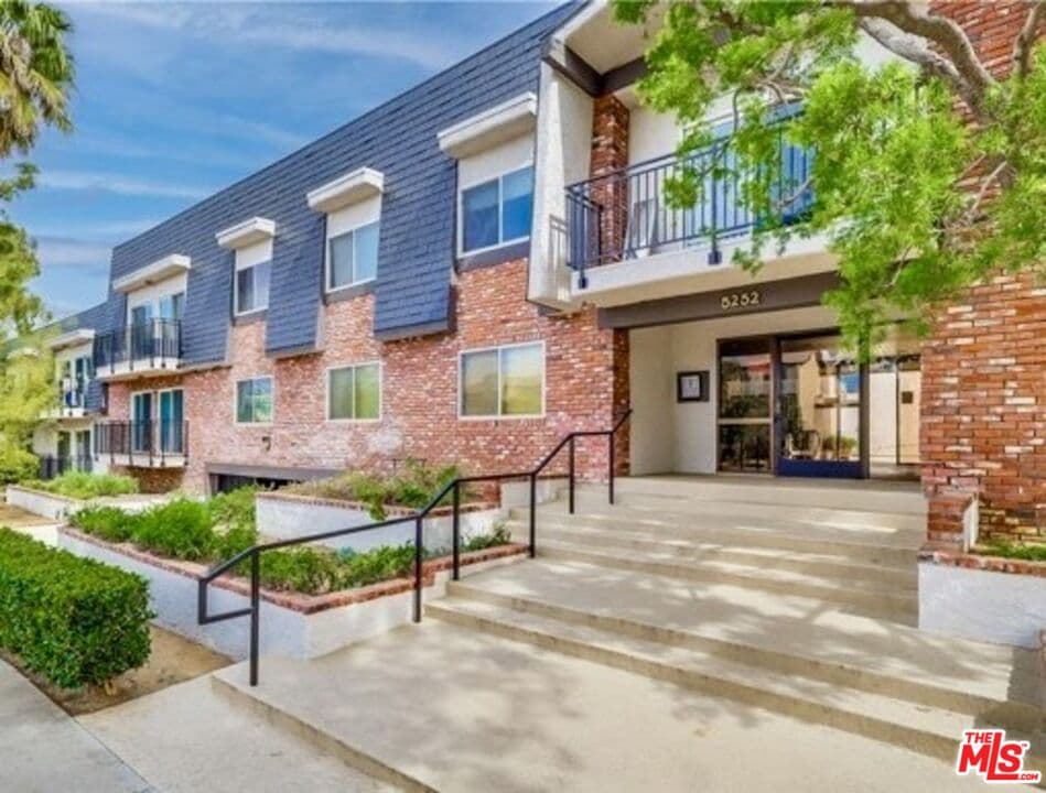 3 bd, 2 ba Condo in Van Nuys, CA — $3,200/mo — photo 2