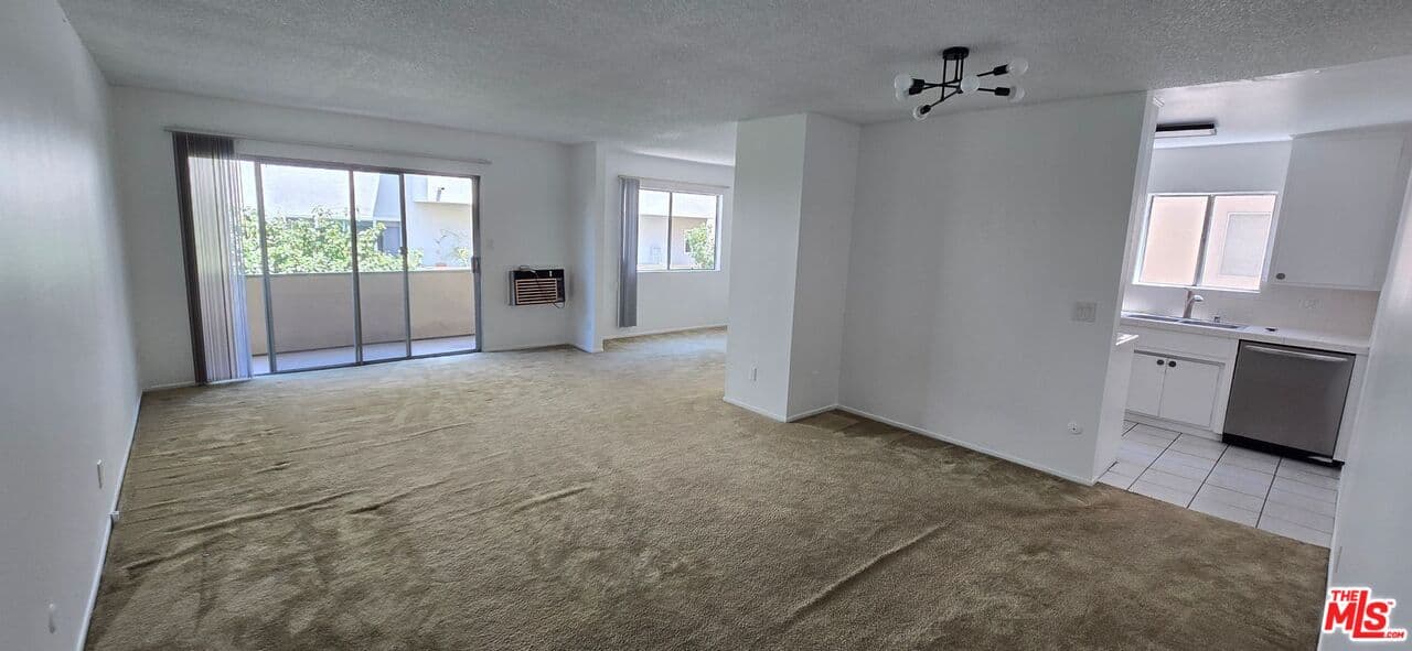 3 bd, 2 ba Apartment in Los Angeles, CA — $2,995/mo — photo 2