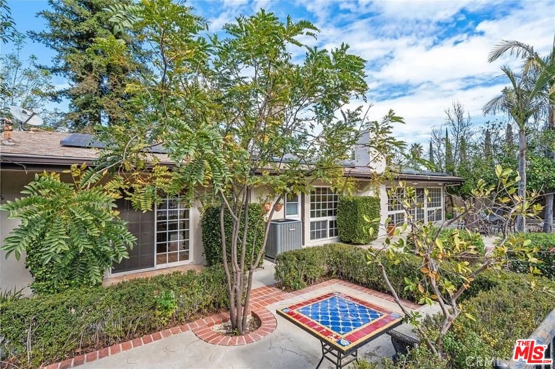 4 bd, 2 ba House in Woodland Hills, CA — $6,000/mo — photo 2