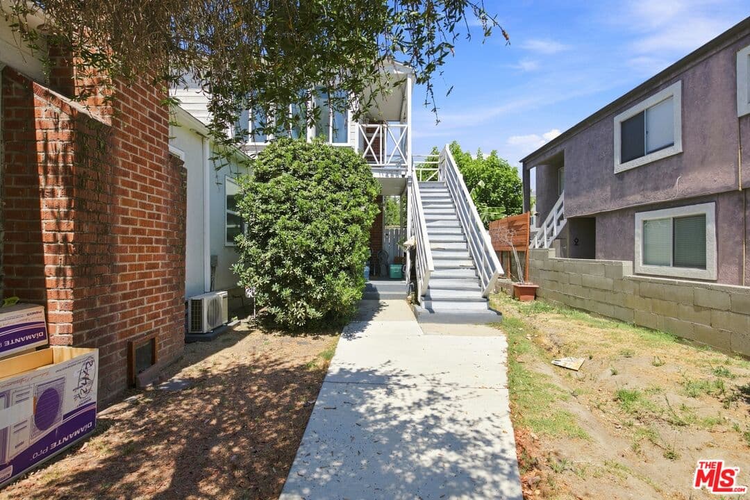 2 bd, 1 ba Townhouse in North Hollywood, CA — $2,695/mo — photo 2