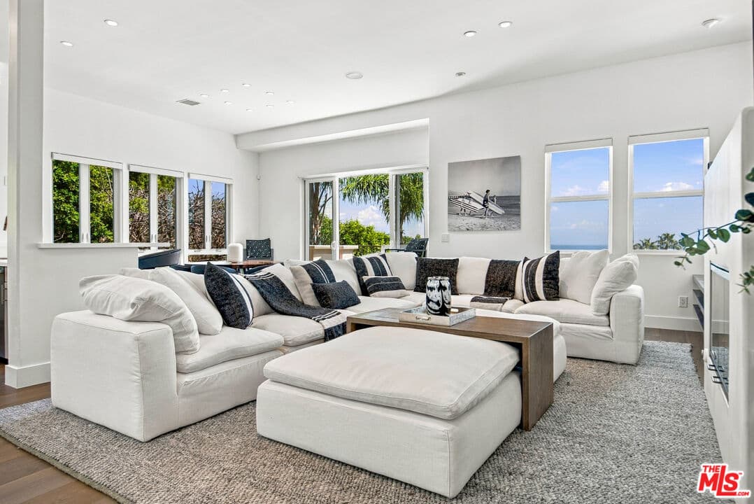 4 bd, 5 ba Condo in Malibu, CA — $14,500/mo — photo 2