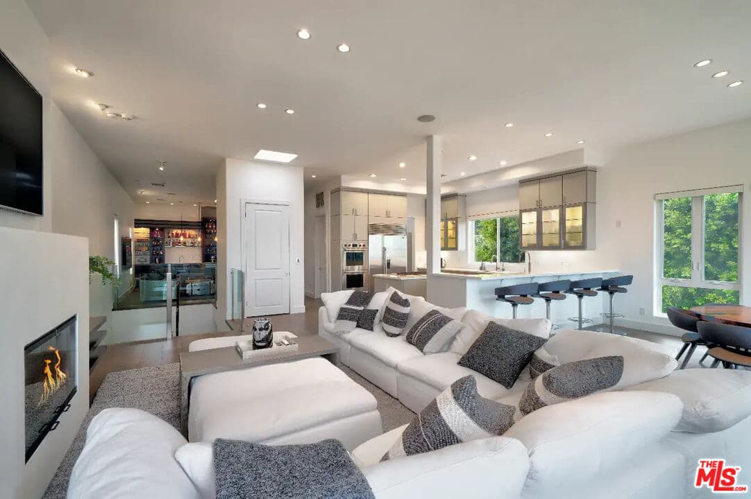 4 bd, 5 ba Condo in Malibu, CA — $14,500/mo — photo 1