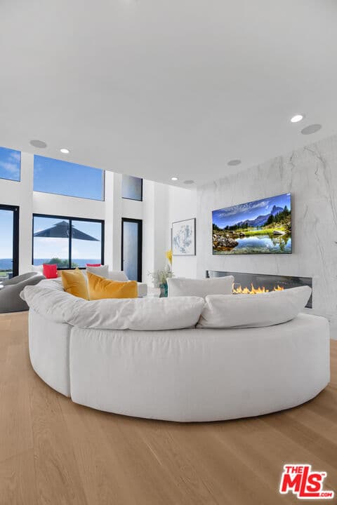 6 bd, 6 ba House in Malibu, CA — $59,500/mo — photo 2