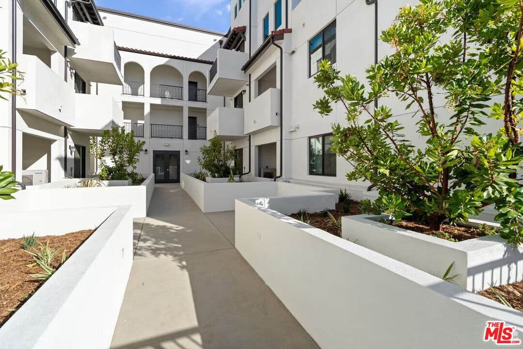 4 bd, 3 ba Townhouse in Sherman Oaks, CA — $5,950/mo — photo 2