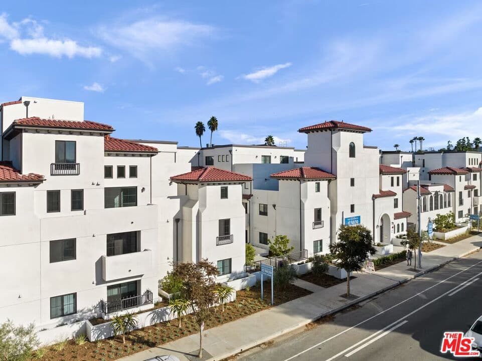 4 bd, 3 ba Townhouse in Sherman Oaks, CA — $5,950/mo — photo 1