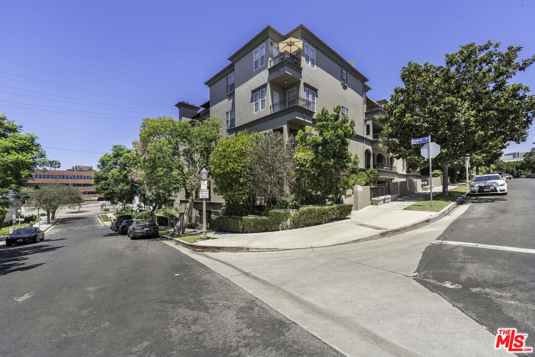 2 bd, 2 ba Condo in Los Angeles, CA — $7,200/mo — photo 2