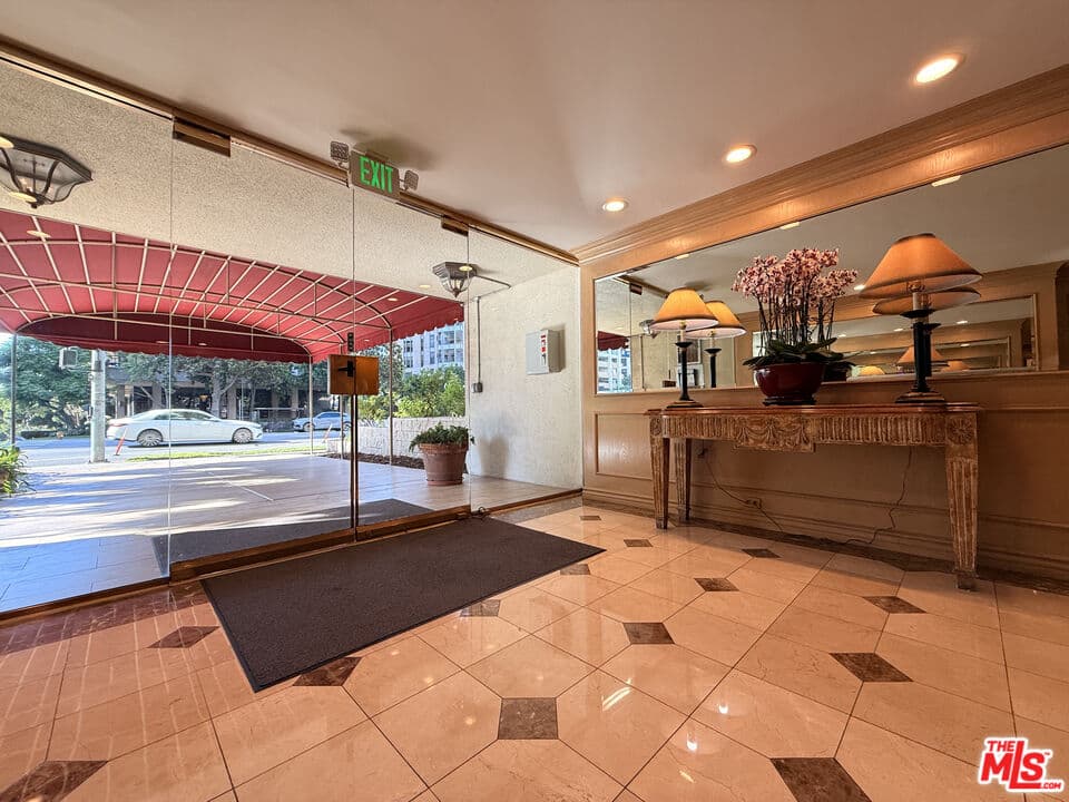 1 bd, 2 ba Condo in Los Angeles, CA — $3,100/mo — photo 2