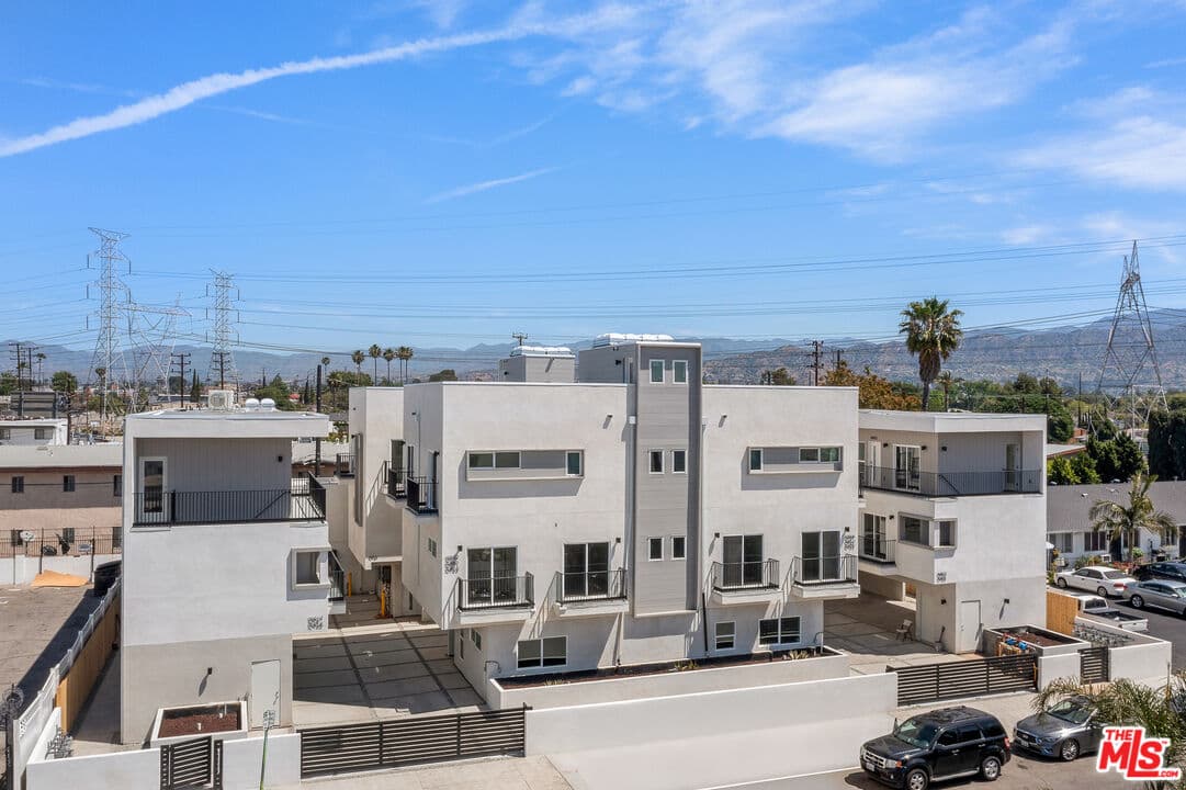 3 bd, 4 ba Townhouse in North Hollywood, CA — $4,295/mo — photo 1