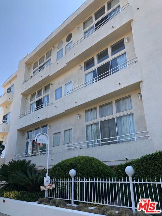 2 bd, 3 ba Condo in Los Angeles, CA — $4,200/mo — photo 2