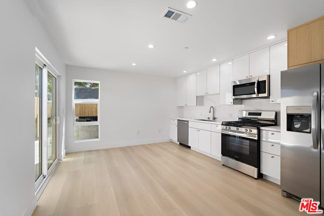 3 bd, 2 ba Townhouse in North Hollywood, CA — $3,195/mo — photo 1