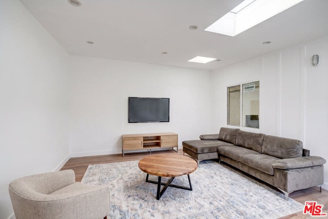 2BR House in Winnetka β $2,499/mo