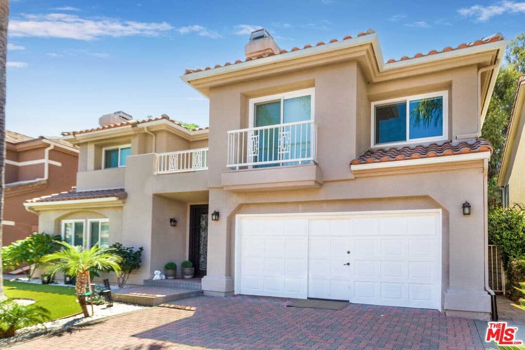 4 bd, 4 ba House in Tarzana, CA — $6,450/mo — photo 2