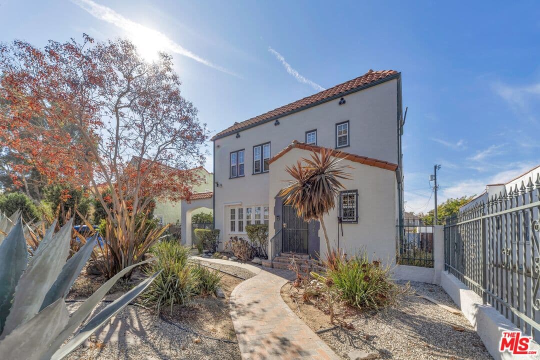 3 bd, 2 ba Apartment in Los Angeles, CA — $5,100/mo — photo 1