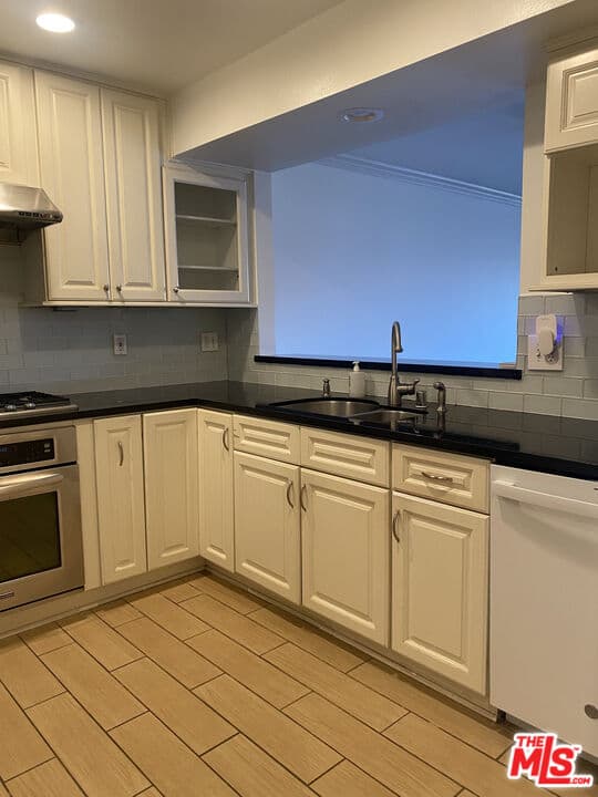 3 bd, 3 ba Condo in Los Angeles, CA — $4,150/mo — photo 2