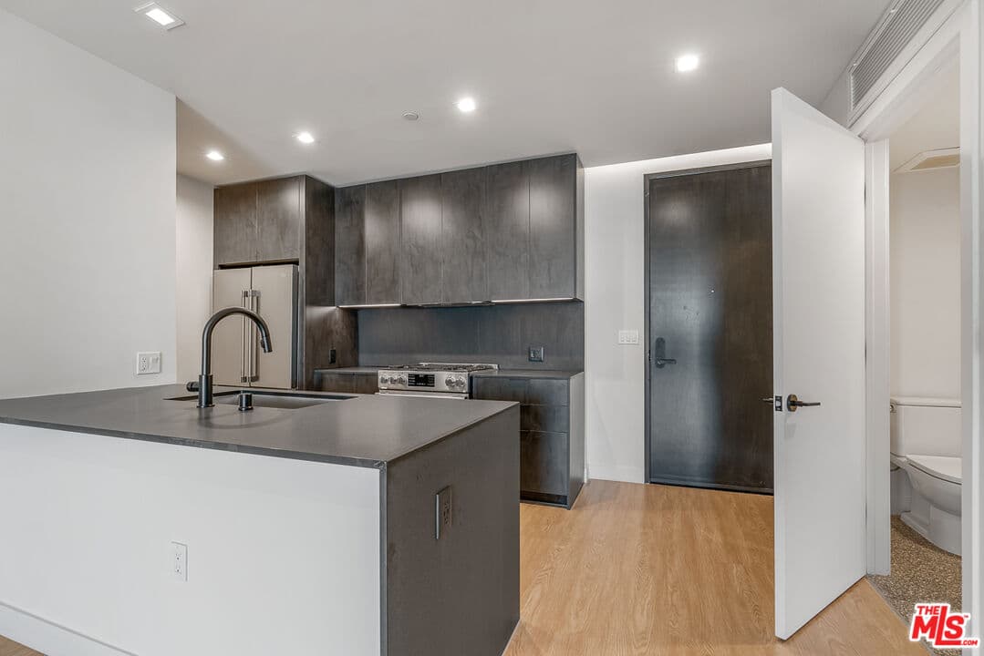 2 bd, 3 ba Townhouse in Los Angeles, CA — $6,750/mo — photo 2
