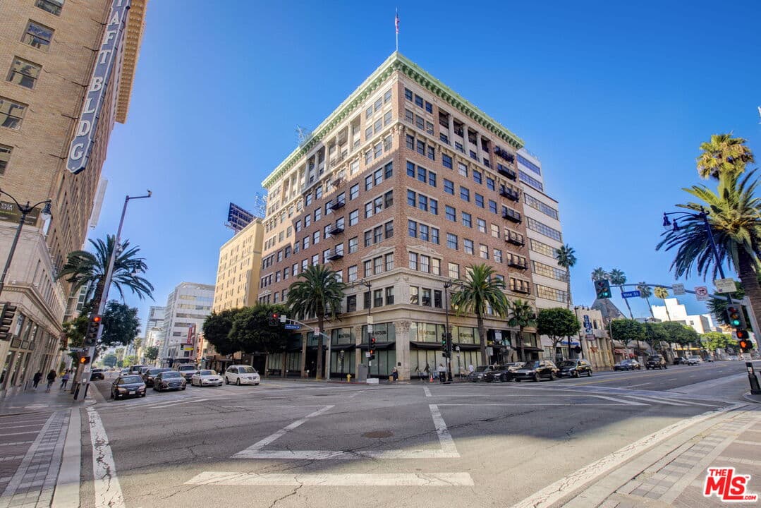 2 bd, 2 ba Condo in Los Angeles, CA — $7,495/mo — photo 2
