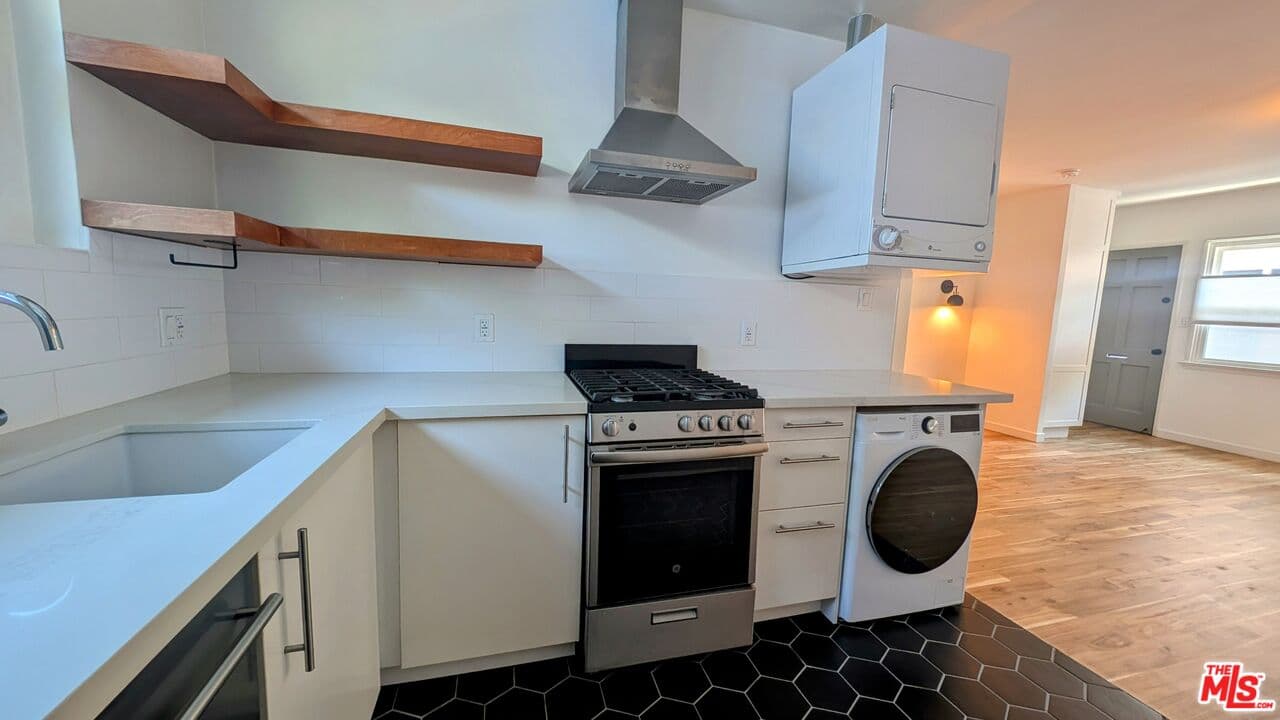 Studio, 1 ba Townhouse in Santa Monica, CA — $2,395/mo — photo 2