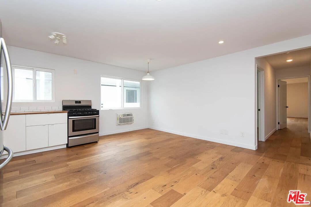 2 bd, 2 ba Apartment in Los Angeles, CA — $3,050/mo — photo 2