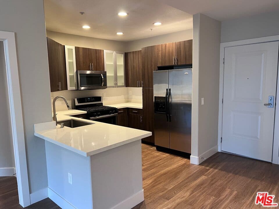 2 bd, 2 ba Condo in Los Angeles, CA — $6,700/mo — photo 2