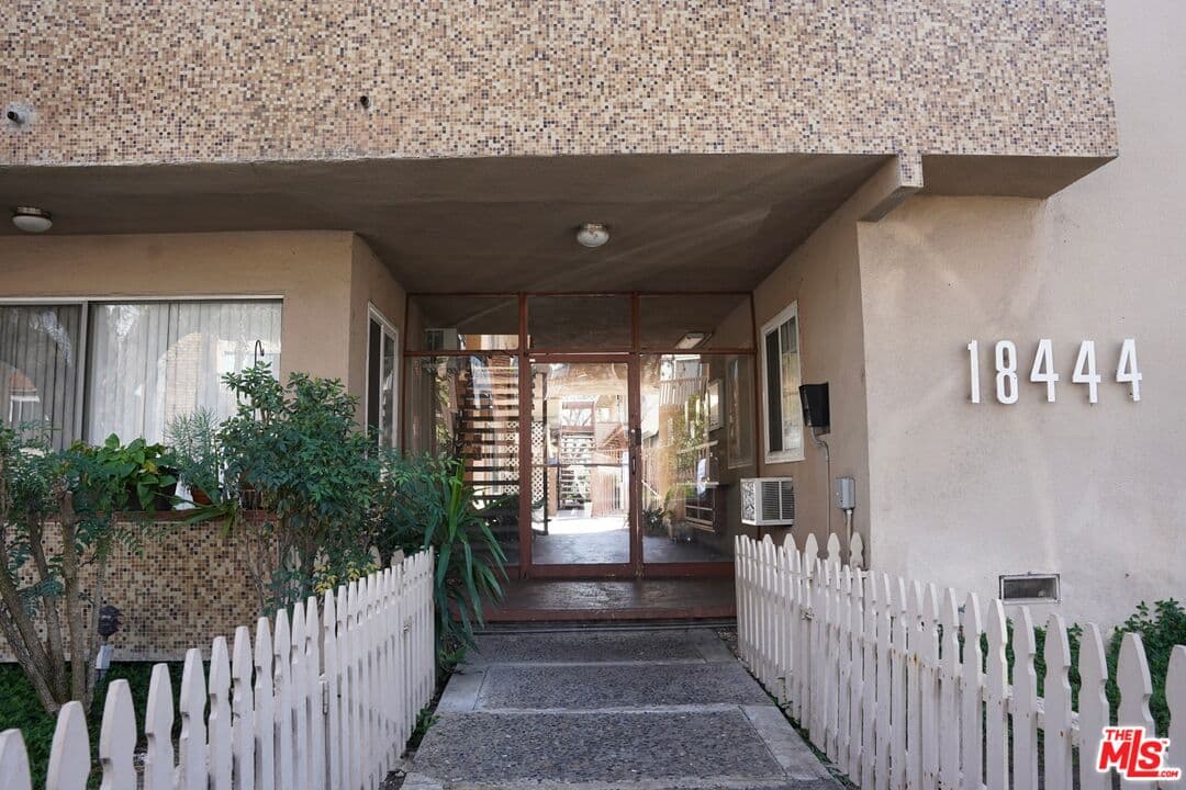 2 bd, 2 ba Condo in Tarzana, CA — $2,500/mo — photo 1