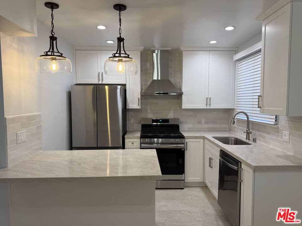 2 bd, 1 ba Townhouse in Burbank, CA — $3,200/mo — photo 2