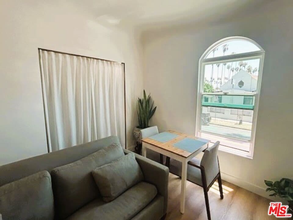 2BR Townhouse in Los Angeles β $2,400/mo