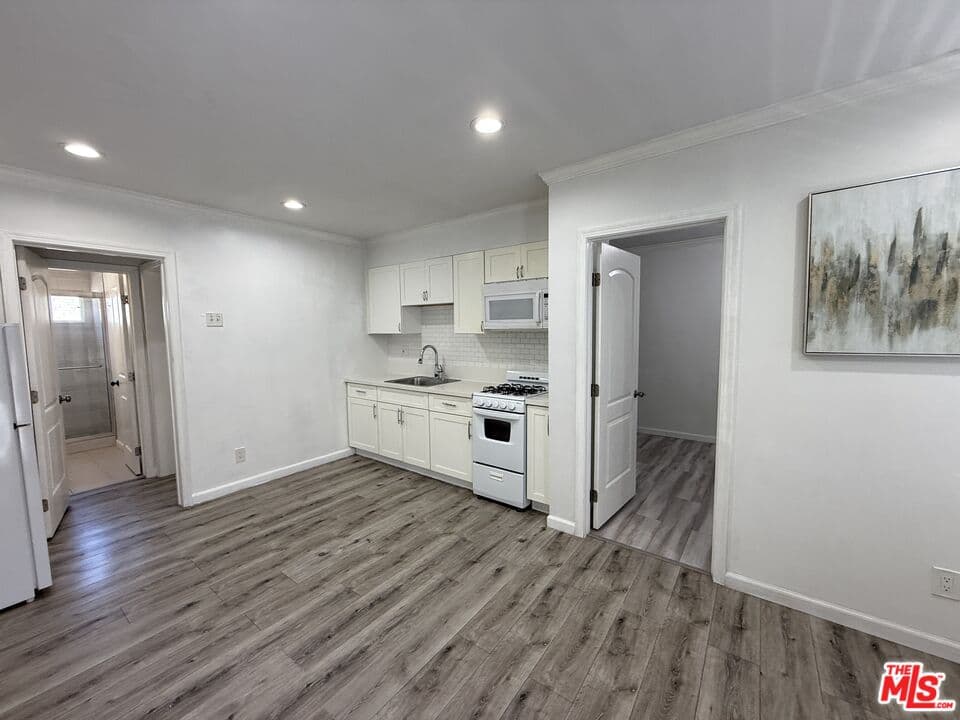 2 bd, 2 ba Apartment in Los Angeles, CA — $2,500/mo — photo 2