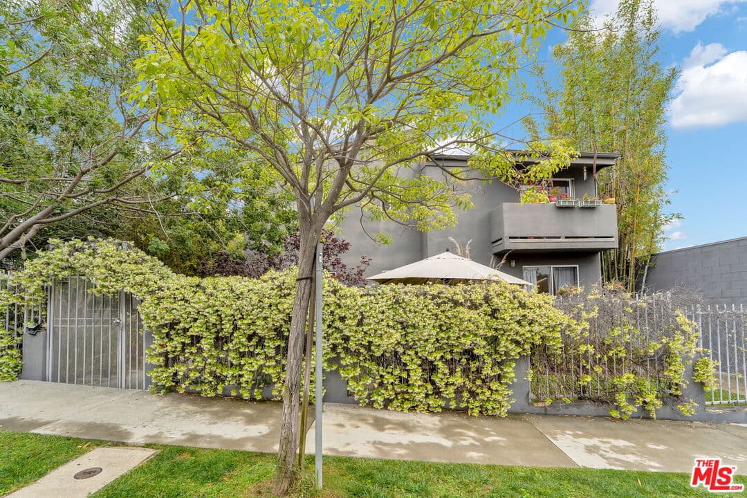 3 bd, 2 ba Condo in Los Angeles, CA — $4,800/mo — photo 2