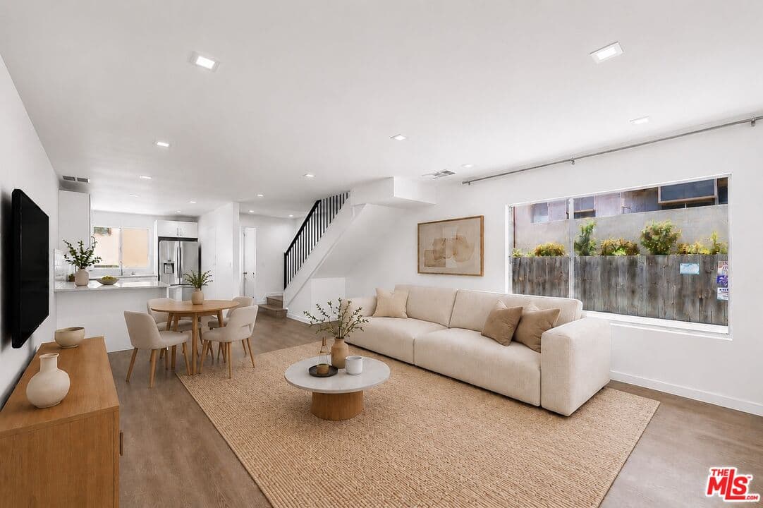 2 bd, 2 ba Condo in Los Angeles, CA — $3,950/mo — photo 2