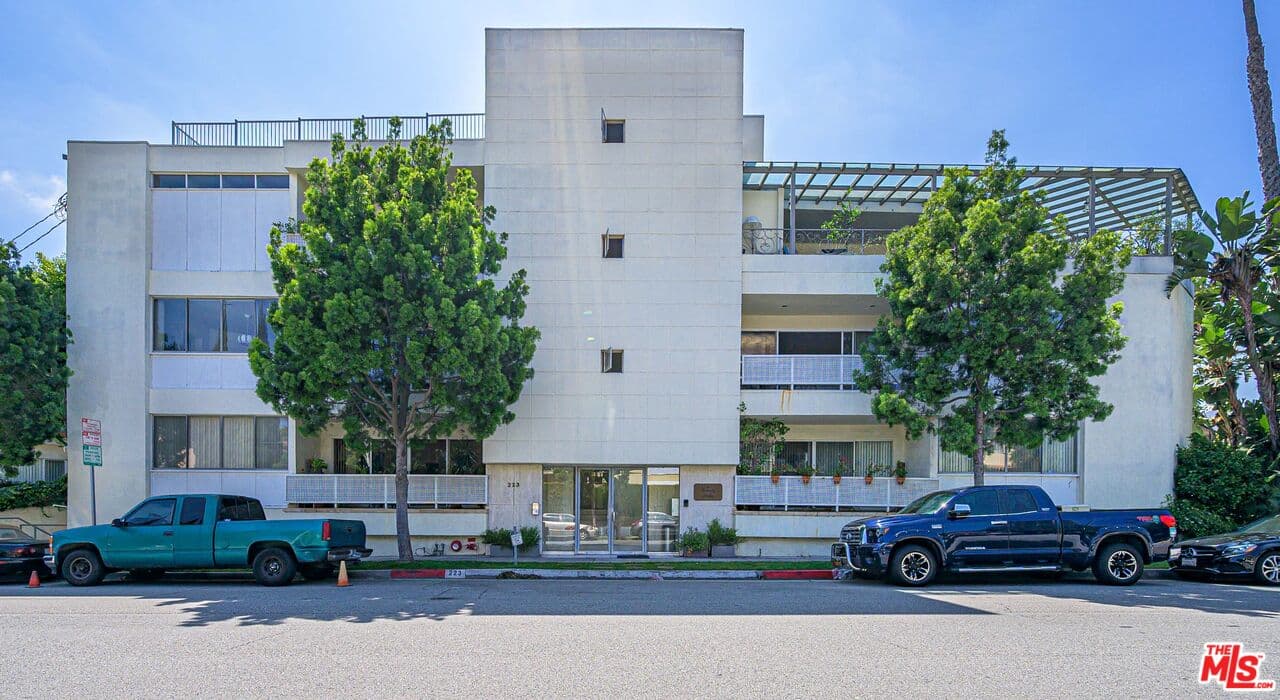 3 bd, 3 ba Apartment in Beverly Hills, CA — $7,000/mo — photo 2