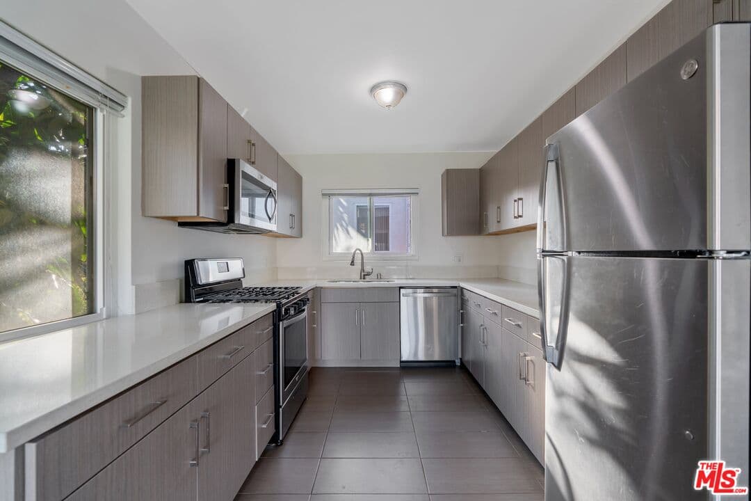 2 bd, 1 ba Townhouse in Los Angeles, CA — $2,795/mo — photo 2
