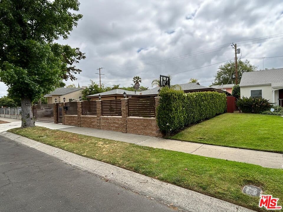 3 bd, 2 ba House in North Hollywood, CA — $4,490/mo — photo 2