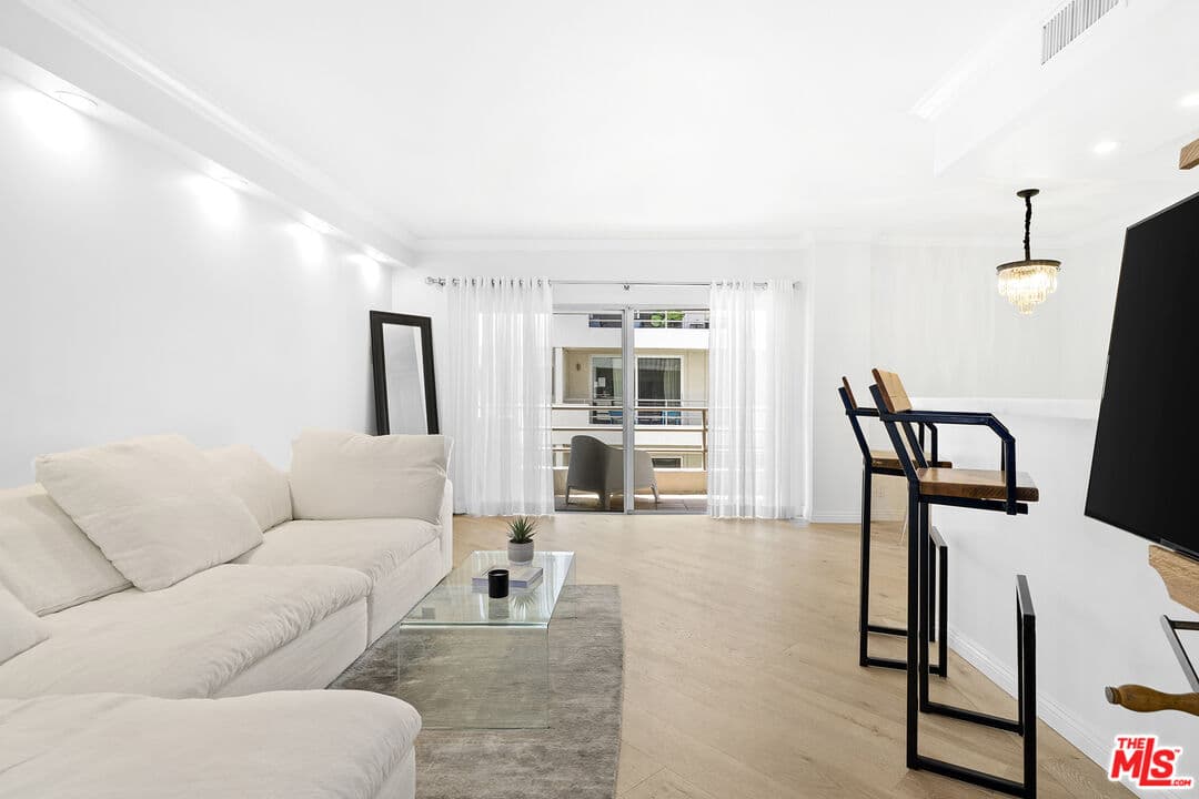 1 bd, 2 ba Condo in West Hollywood, CA — $4,000/mo — photo 2